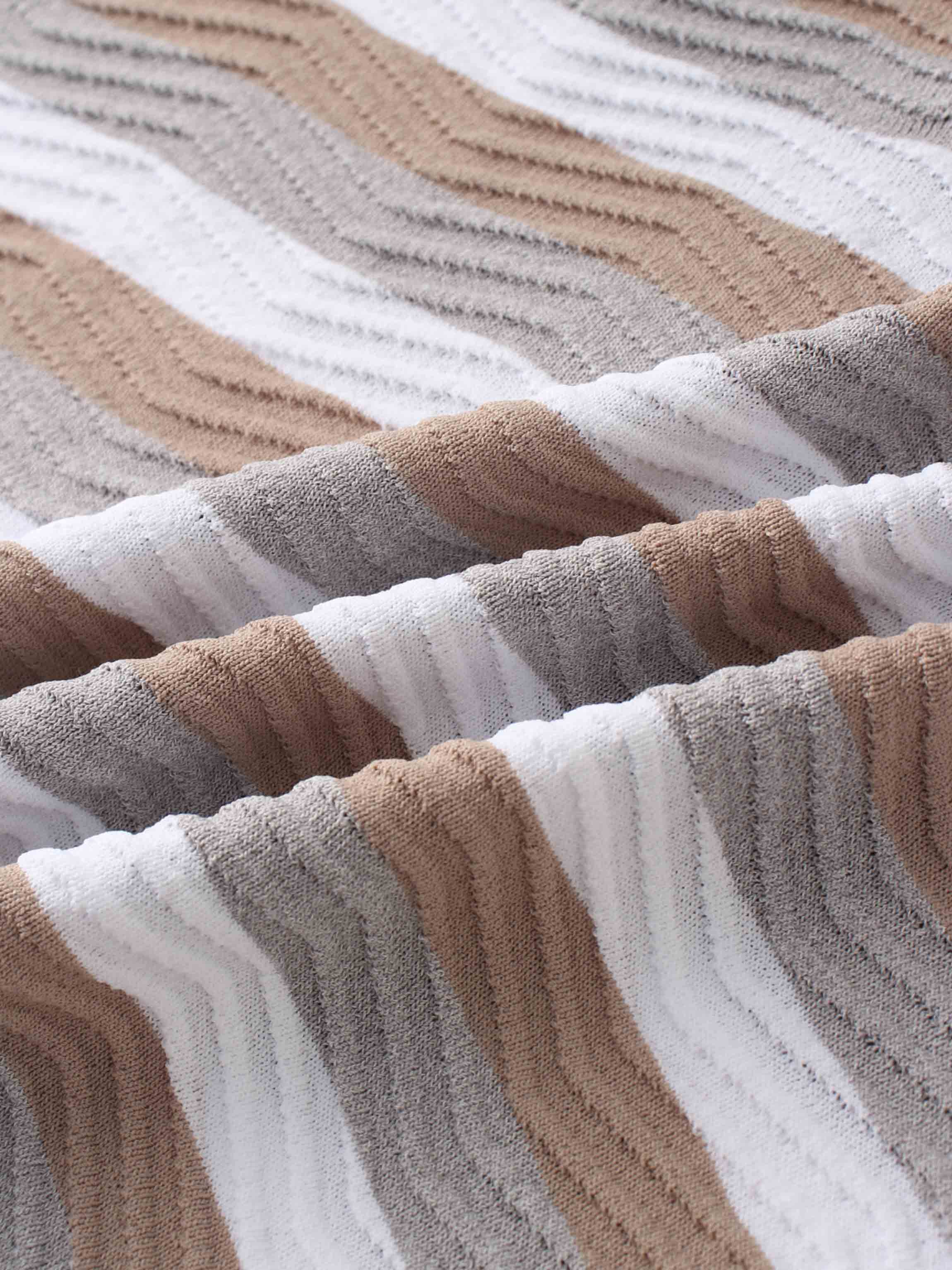 Scallop Edge Collar Sweater-Tan/White/Grey