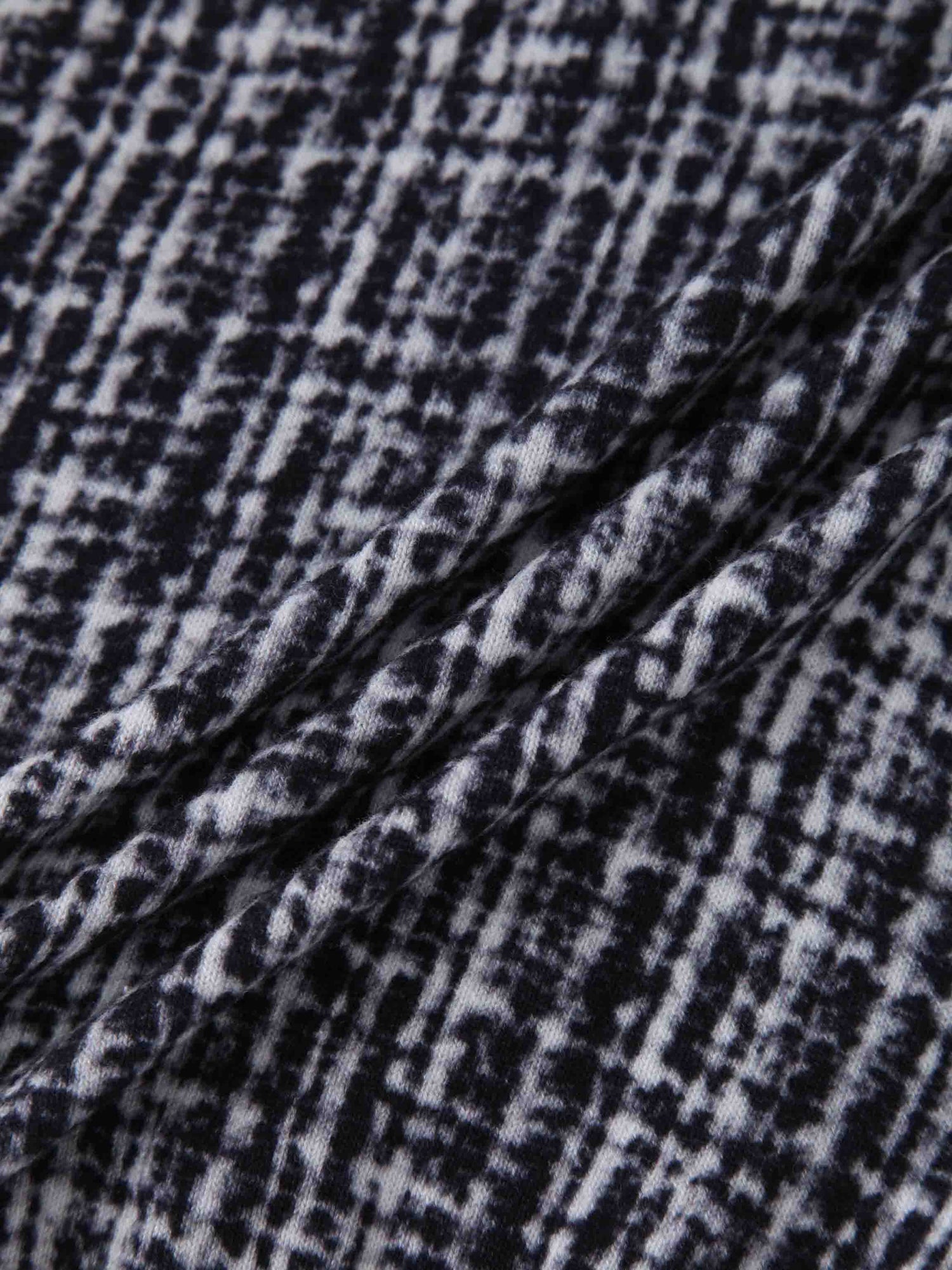 Thin Knit Turtleneck Sweater-Black/White Plaid