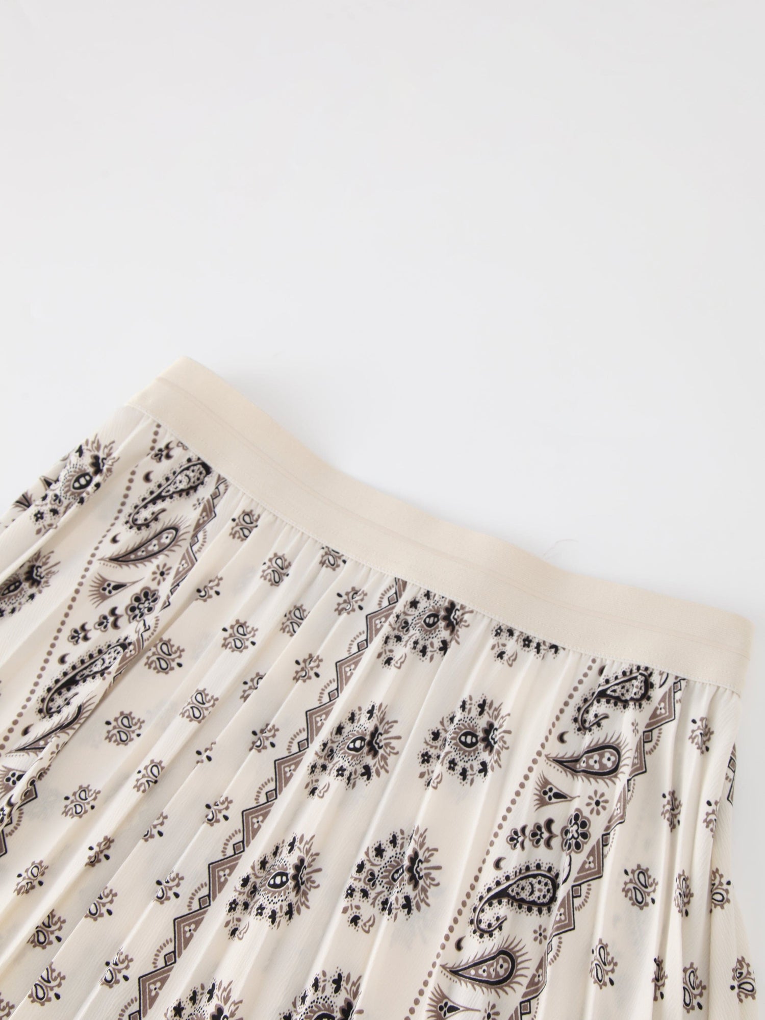 Printed Pleated Skirt 37&quot;-Cream Bandana