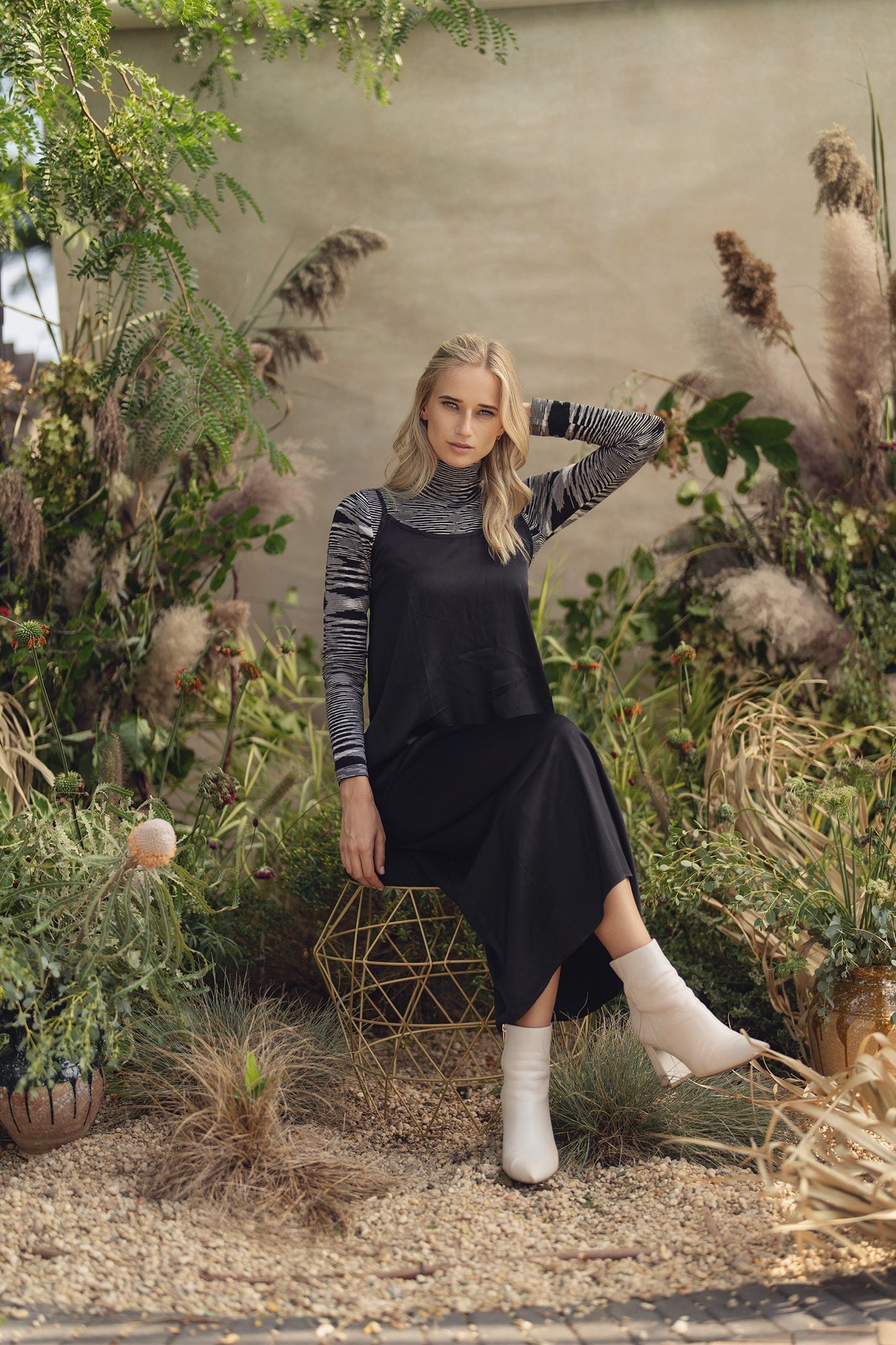 ABSTRACT STRIPE KNIT TURTLENECK-BLACK/WHITE