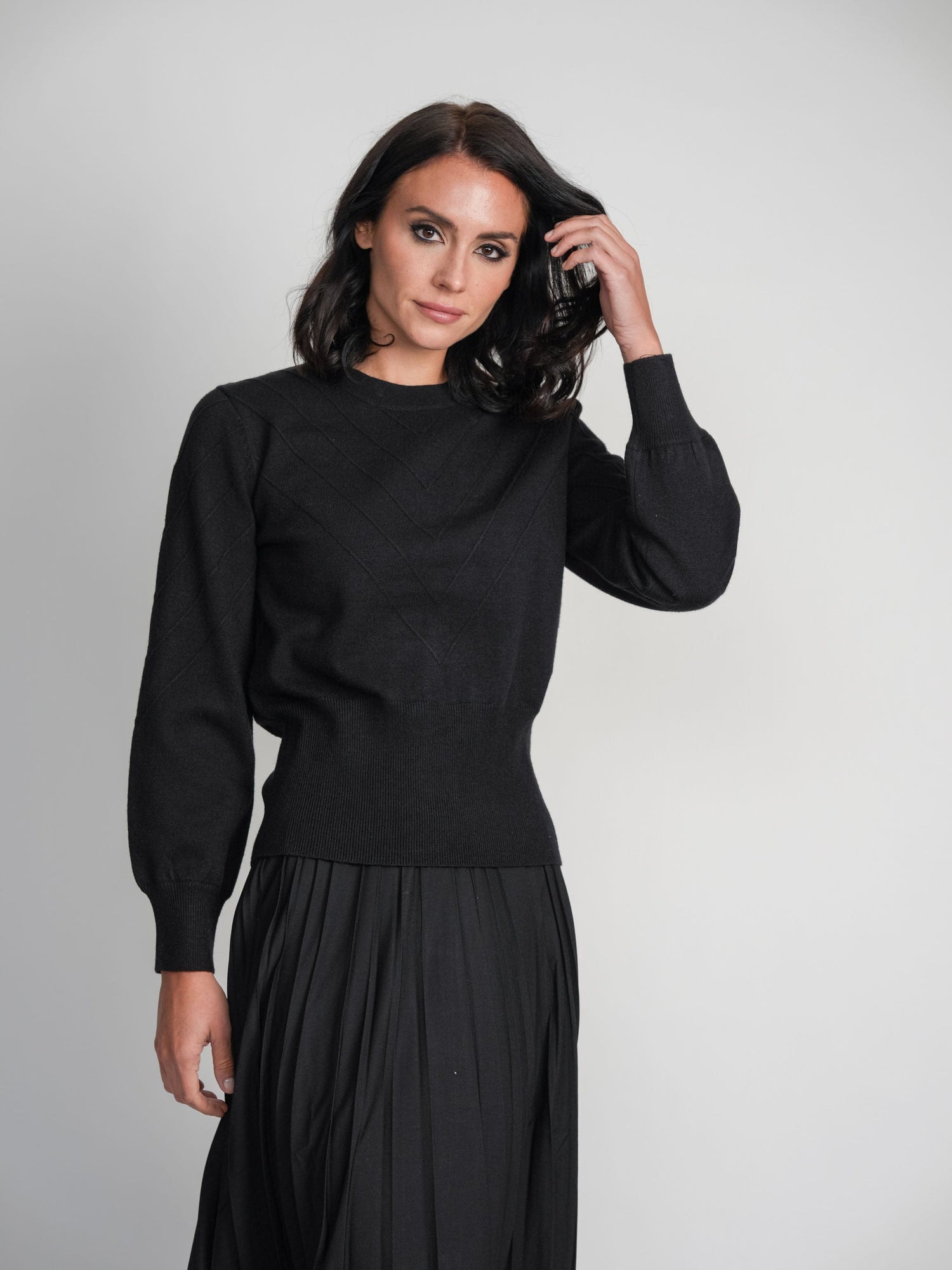 V DETAIL SWEATER-BLACK