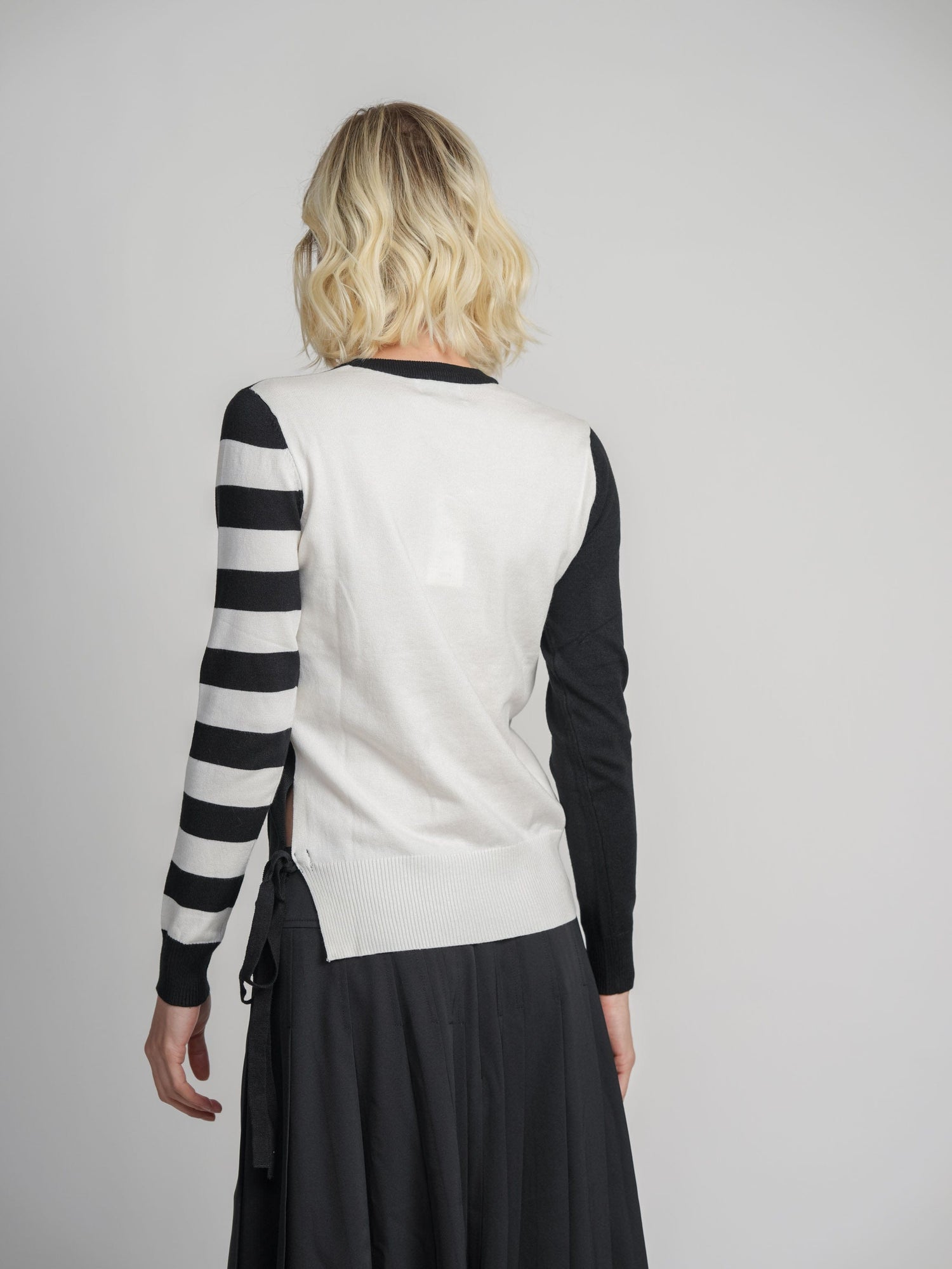 SIDE TIE SWEATER-BLACK/WHITE