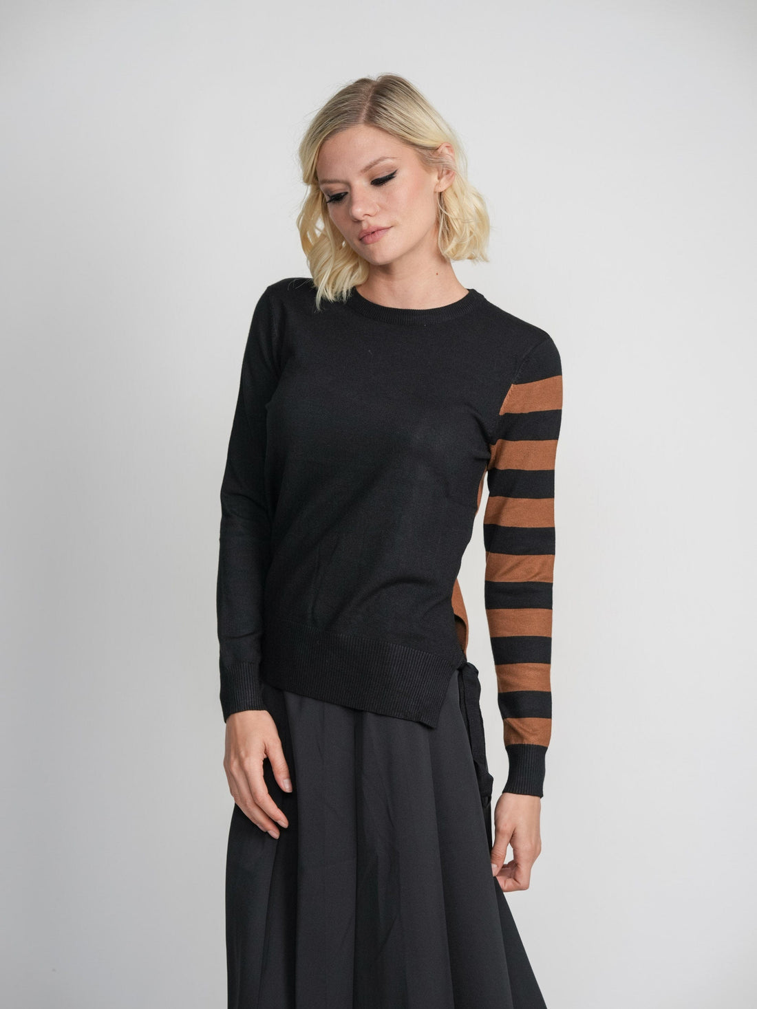 SIDE TIE SWEATER-BLACK/BROWN