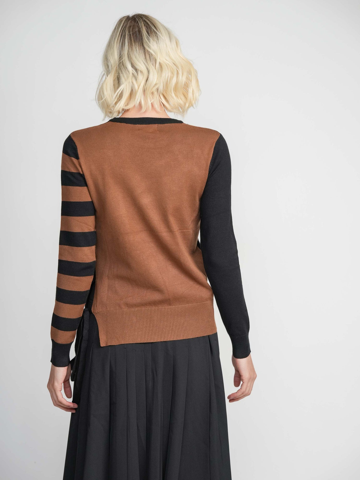 SIDE TIE SWEATER-BLACK/BROWN