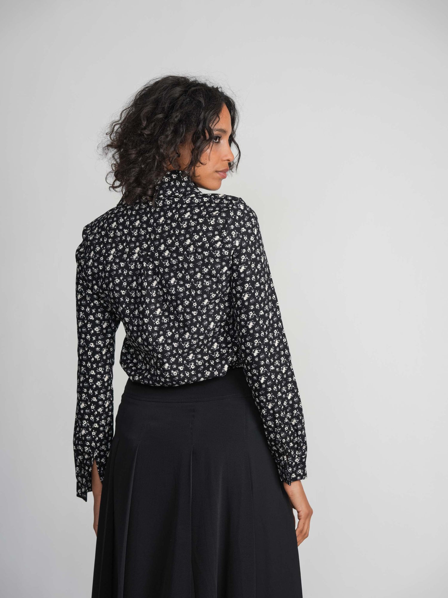 FLORAL BLOUSE-BLACK