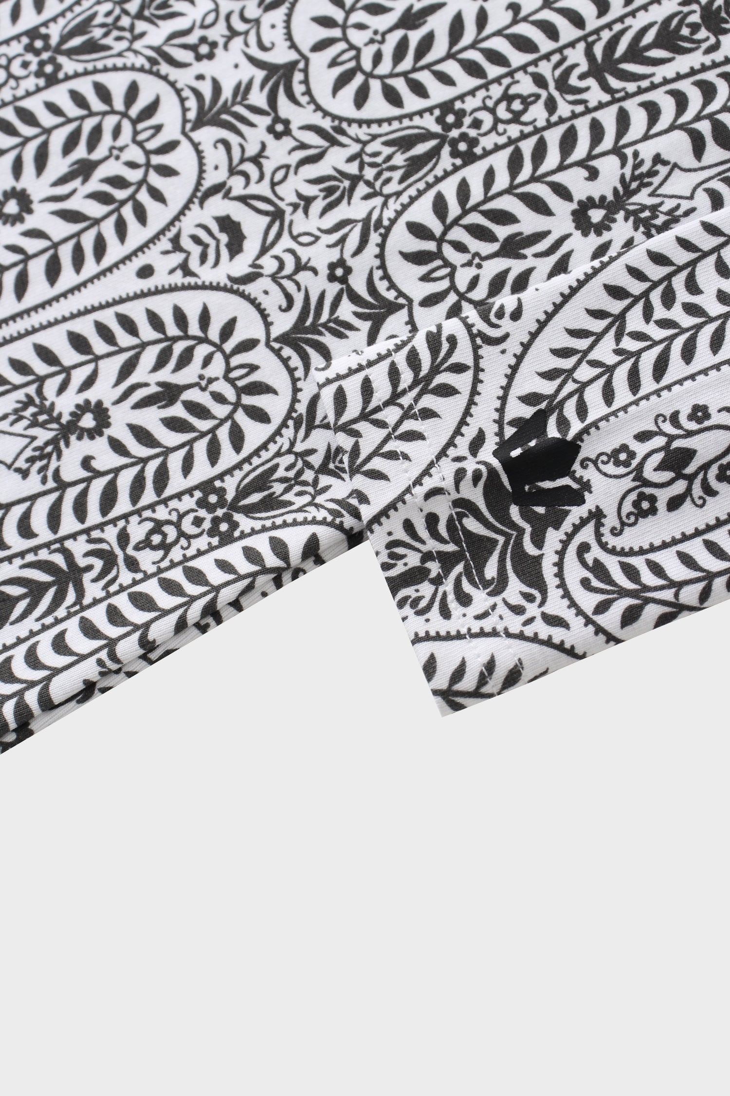 Basic Printed T-shirt-Paisley Vines Black