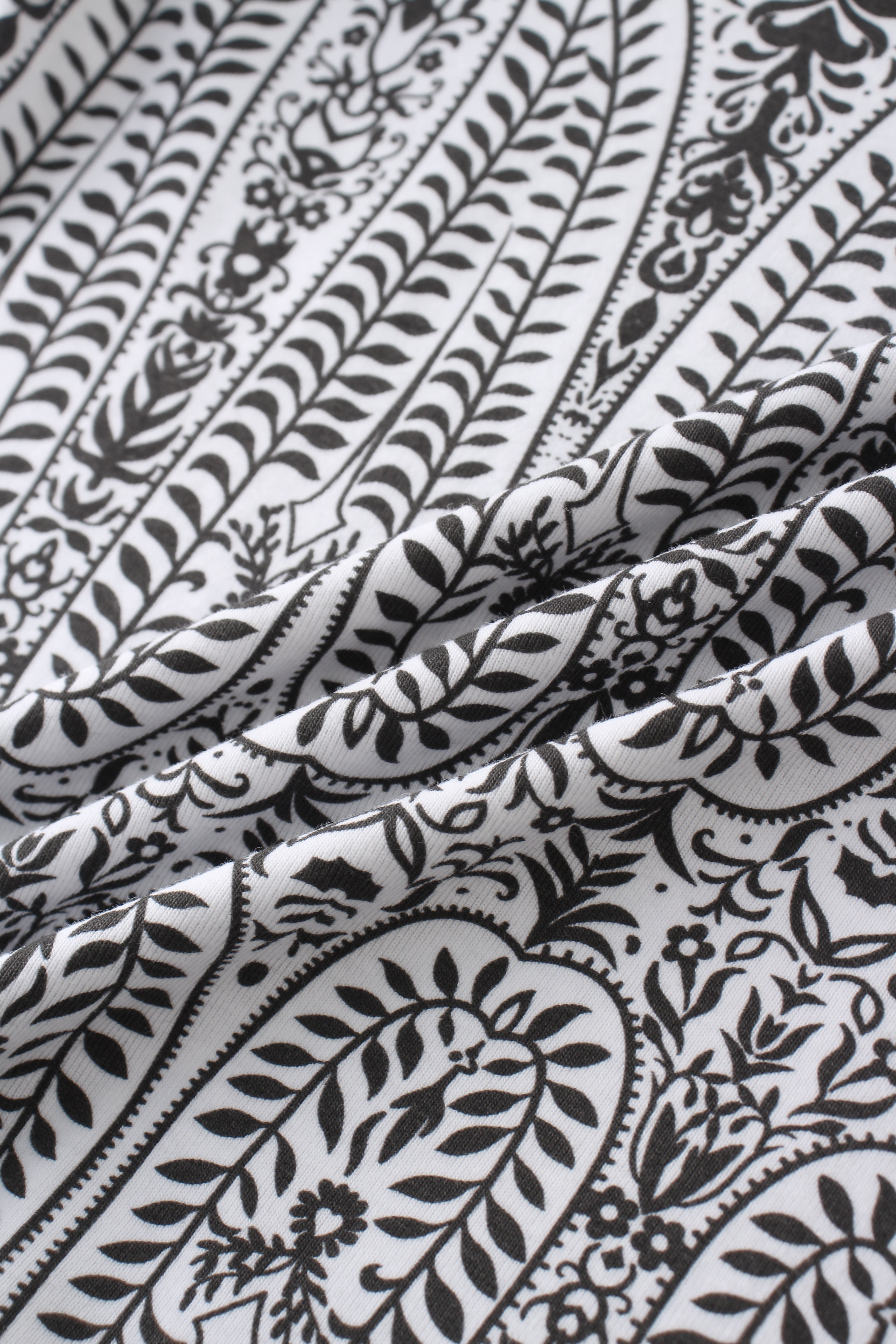 Basic Printed T-shirt-Paisley Vines Black