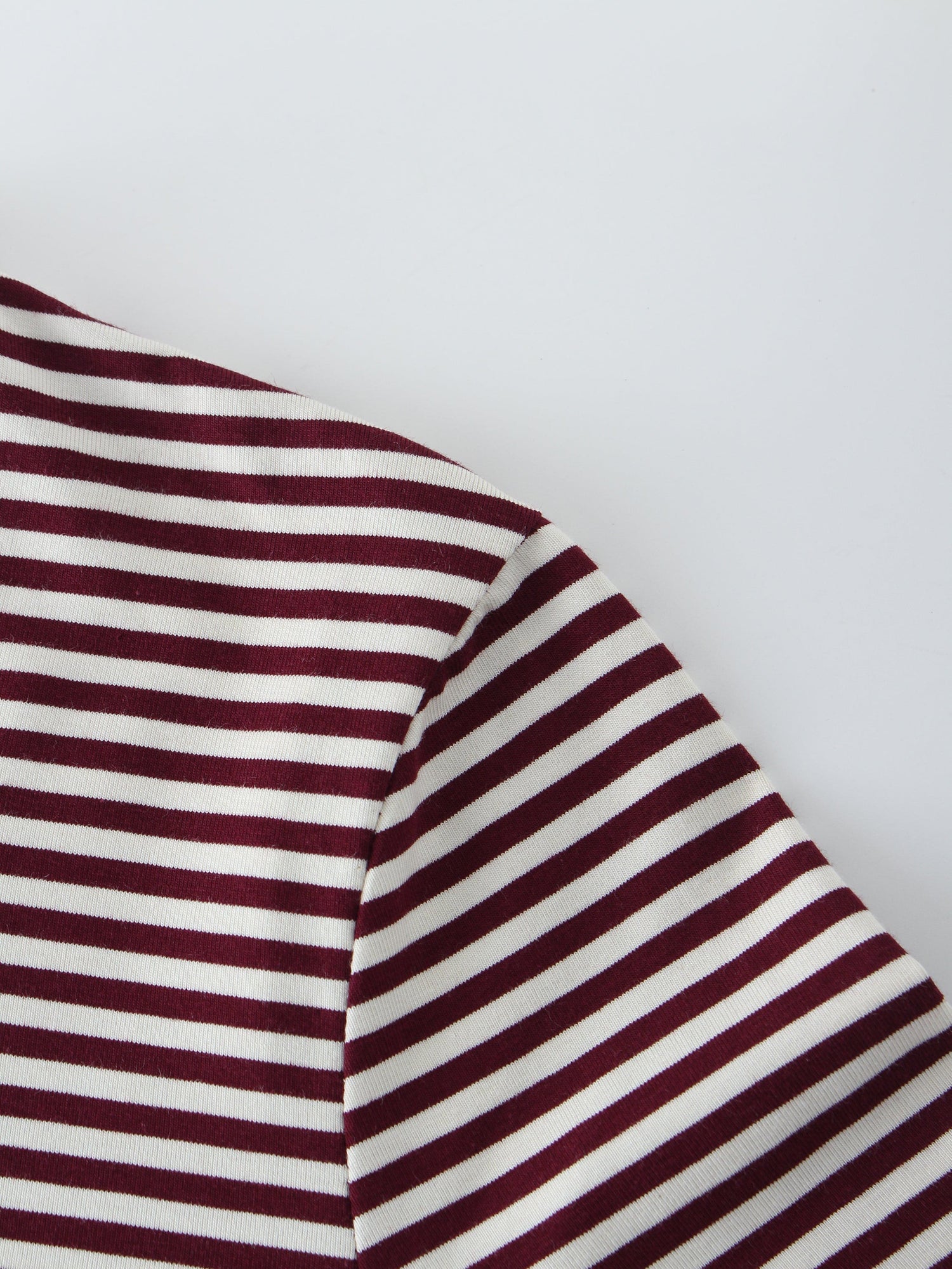 Thin Stripe High V Tee-Maroon/White